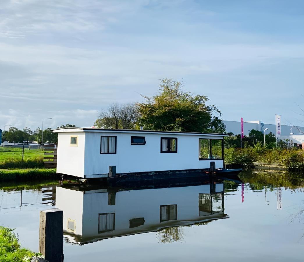 Woonboot In Sumar Gelegen Tussen Leeuwarden En Drachten Suameer エクステリア 写真
