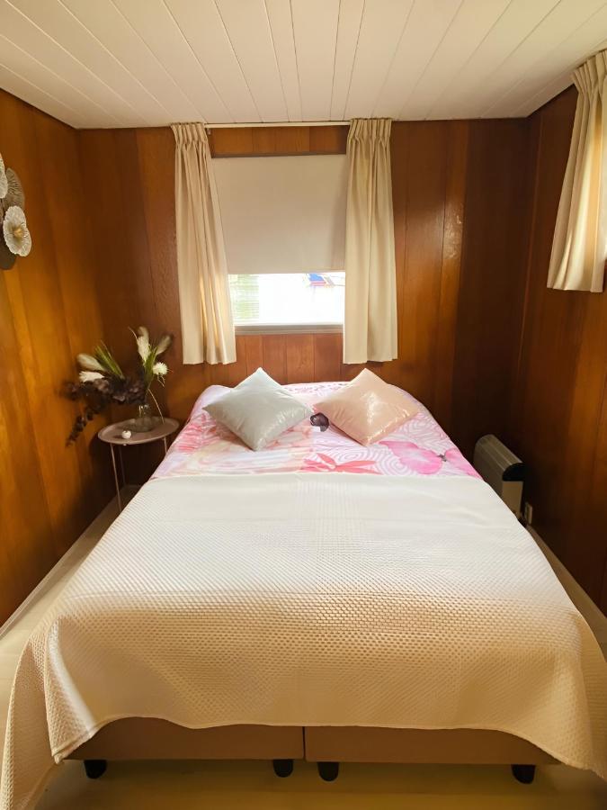 Woonboot In Sumar Gelegen Tussen Leeuwarden En Drachten Suameer エクステリア 写真