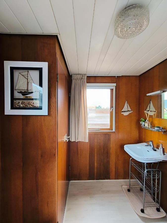 Woonboot In Sumar Gelegen Tussen Leeuwarden En Drachten Suameer エクステリア 写真