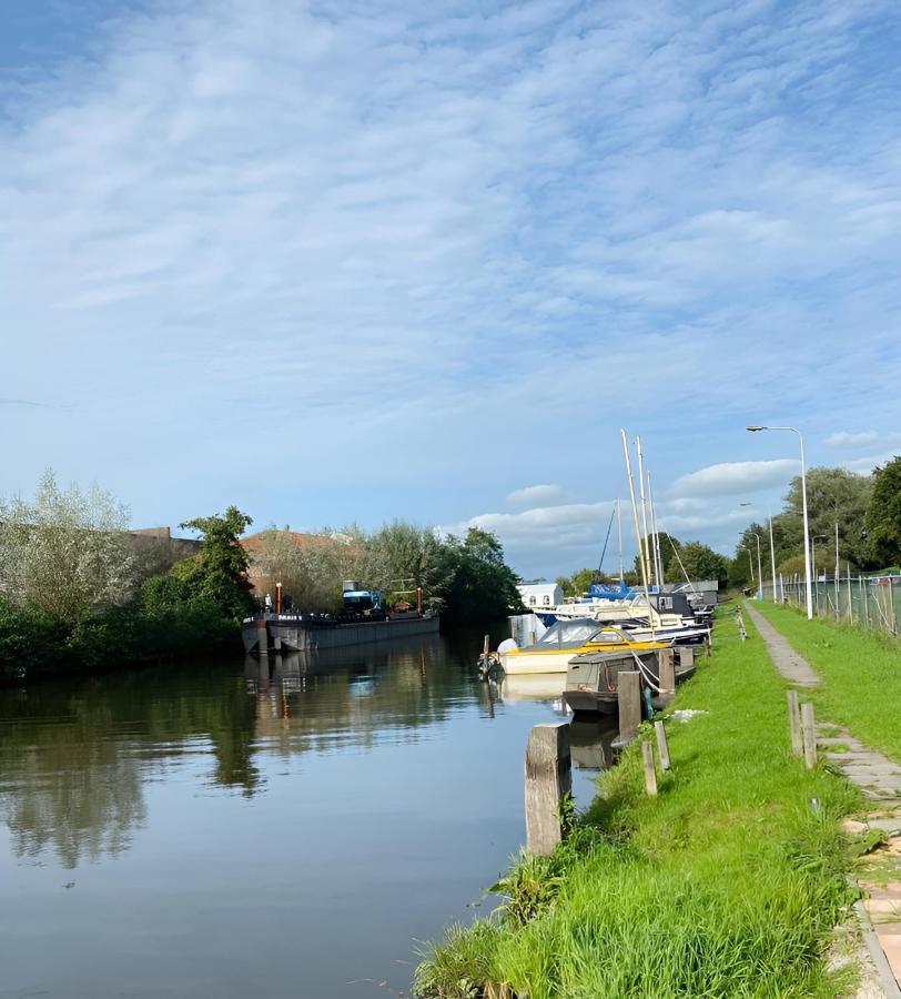Woonboot In Sumar Gelegen Tussen Leeuwarden En Drachten Suameer エクステリア 写真
